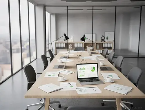 Fotorealistische Darstellung eines modernen, hellen Besprechungsraums mit Laptops, Diagrammen und Dokumenten, die Organisationsmanagement, Prozessoptimierung und IT-Consulting symbolisieren.