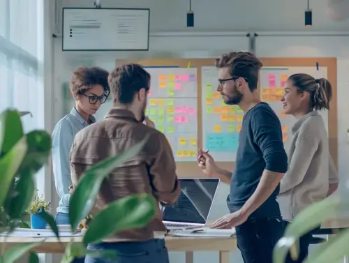 Softwareteam bei der Einführung von Scrum und Kanban – kleine Entwicklergruppe arbeitet gemeinsam am Kanban-Board und plant Sprints zur Prozessoptimierung und agilen Zusammenarbeit.